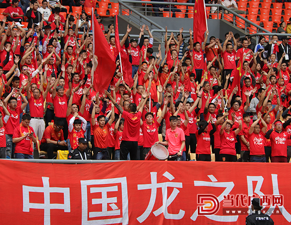 关于比赛激烈紧张，球迷疯狂加油呐喊助威的信息