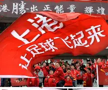 红钻队员拼尽全力，力争登上巅峰