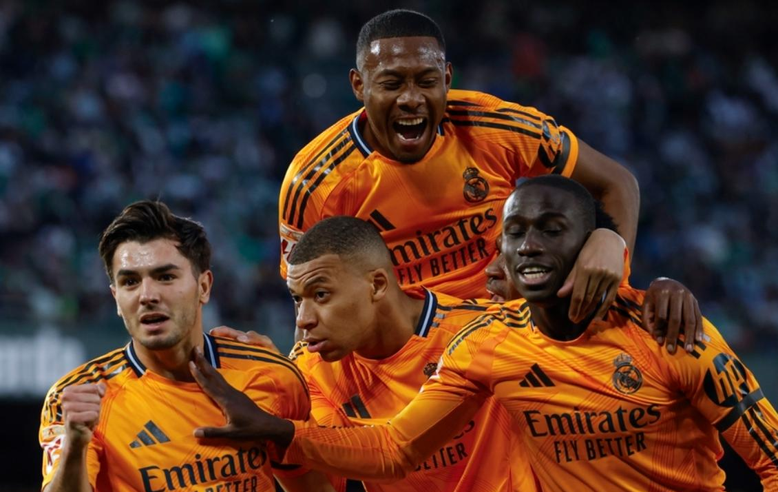 包含皇家社会客场大胜，豪取联赛第一的词条