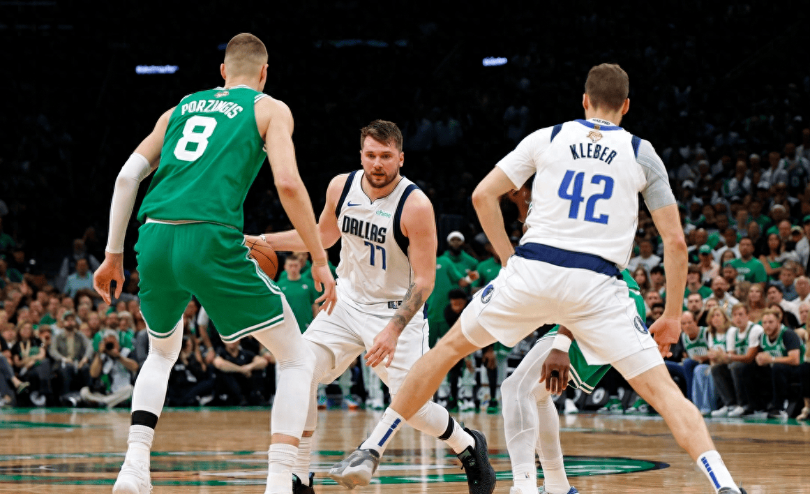 浓眉哥重要时刻领先优势明显,快船带队取胜! 浓眉哥重要时刻领先优势明显,快船带队取胜!